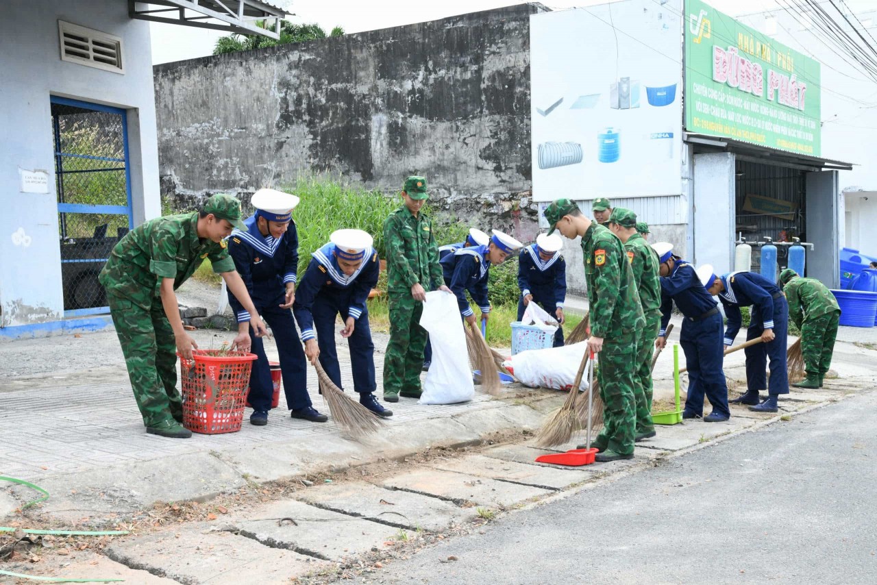 On the morning of December 7, hundreds of officers and soldiers from Naval Command Region 5 joined hands to support the “Phu Quoc Environment Day” campaign in Phu Quoc City, Kien Giang Province. The event featured a variety of meaningful activities, aiming to raise awareness and promote environmental protection among military personnel and the local community. On the morning of December 7, hundreds of officers and soldiers from Naval Command Region 5 joined hands to support the “Phu Quoc Environment Day” campaign in Phu Quoc City, Kien Giang Province. The event featured a variety of meaningful activities, aiming to raise awareness and promote environmental protection among military personnel and the local community.