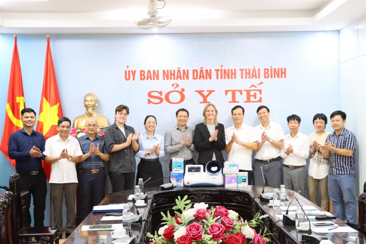 On December 4, as part of the Strategic Sector Cooperation, 30 commune health stations and 4 district hospitals in Thai Binh province received blood pressure and glucose monitoring equipment. The purpose of this essential diagnostic equipment is to strengthen capacity at the grassroots level and enable local health workers to provide better healthcare services to the people. 