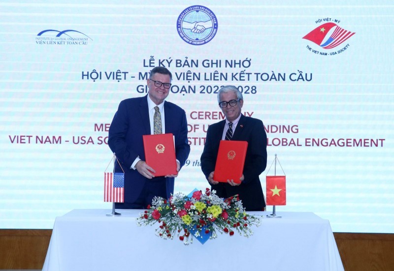 Pastor Bob Roberts (left), President of IGE, and Ambassador Pham Quang Vinh, President of the Vietnam-USA Society, at the signing of the 2023-2028 MoU on November 9, 2023. (Photo: VUFO) Pastor Bob Roberts (left), President of IGE, and Ambassador Pham Quang Vinh, President of the Vietnam-USA Society, at the signing of the 2023-2028 MoU on November 9, 2023. (Photo: VUFO)