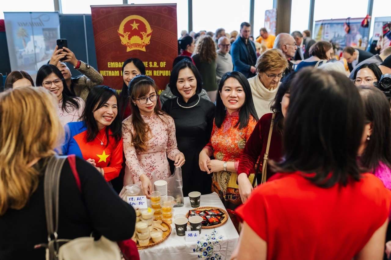 The Vietnamese Embassy in the Czech Republic participated in the annual International Charity Market organised by the Diplomatic Spouses Association in Prague on December 1, which aimed at raising funds for Czech charities. The Vietnamese Embassy in the Czech Republic participated in the annual International Charity Market organised by the Diplomatic Spouses Association in Prague on December 1, which aimed at raising funds for Czech charities.