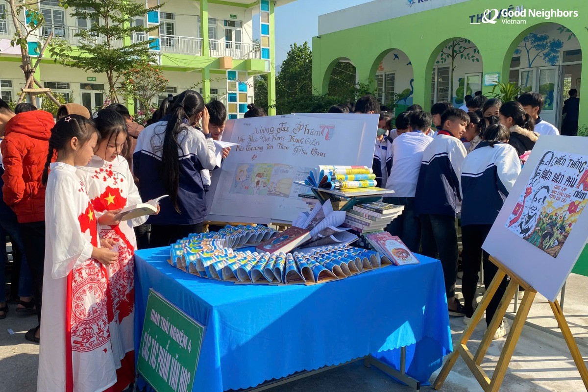 On November 30 and December 1, the atmosphere at Dong Loi, Son Nam, and Thien Ke secondary schools in Son Duong district, Tuyen Quang province, was more vibrant than ever with the Book Festival Promotes Reading Culture in Tuyen Quang