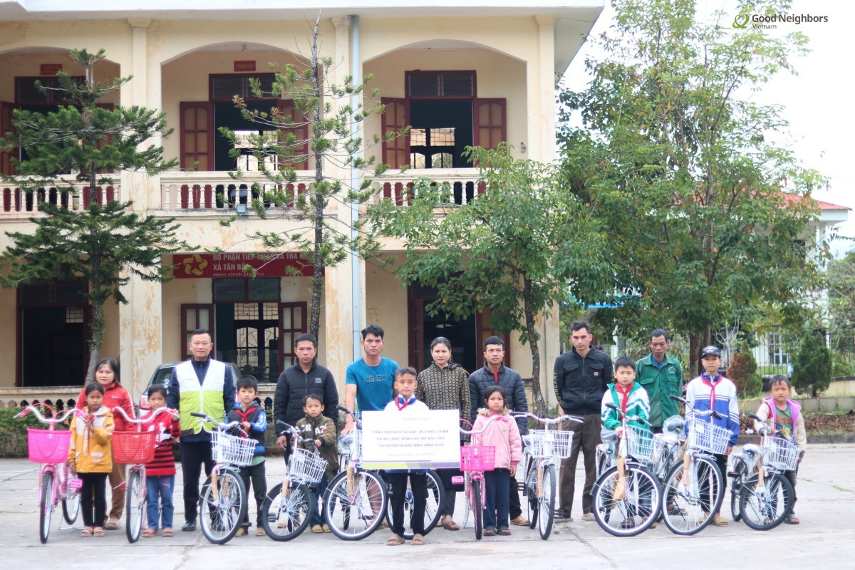 Good Neighbors Vietnam (GNI), in collaboration with Good Neighbors Australia, donated 178 bicycles and 90 sets of blankets and mattresses to children in Bang Lang, Tan Bac, Yen Thanh, and Ban Ria communes. The total value of the donation was nearly 325 million VND. Good Neighbors Vietnam (GNI), in collaboration with Good Neighbors Australia, donated 178 bicycles and 90 sets of blankets and mattresses to children in Bang Lang, Tan Bac, Yen Thanh, and Ban Ria communes. The total value of the donation was nearly 325 million VND.