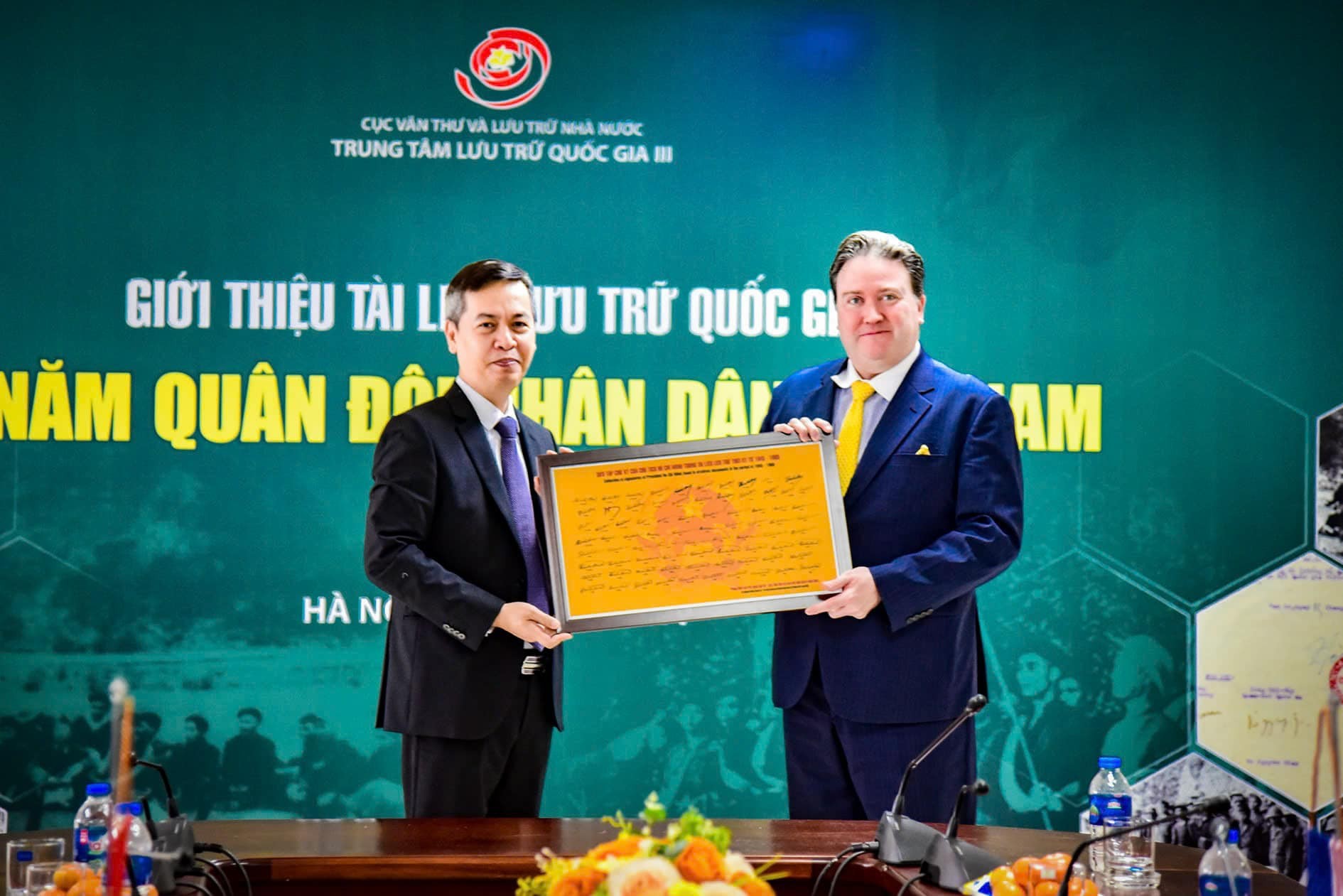 Ông Đặng Thanh Tùng, Cục trưởng Cục Văn thư và Lưu trữ nhà nước tặng bộ sưu tập chữ ký của Chủ tịch Hồ Chí Minh cho Đại sứ Marc E. Knapper. (Ảnh: Trung tâm Lưu trữ quốc gia III) Ông Đặng Thanh Tùng, Cục trưởng Cục Văn thư và Lưu trữ nhà nước tặng bộ sưu tập chữ ký của Chủ tịch Hồ Chí Minh cho Đại sứ Marc E. Knapper. (Ảnh: Trung tâm Lưu trữ quốc gia III)