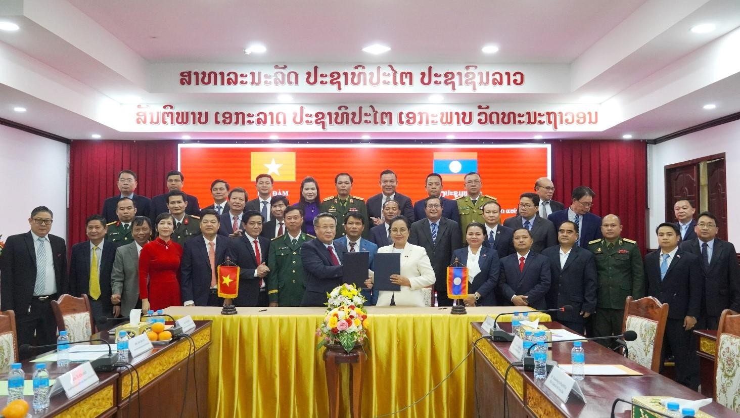 Lãnh đạo hai tỉnh Quảng Trị - Savannakhet ký kết các nội dung hợp tác tại hội đàm. (Ảnh: quangtri.gov.vn) Lãnh đạo hai tỉnh Quảng Trị - Savannakhet ký kết các nội dung hợp tác tại hội đàm. (Ảnh: quangtri.gov.vn)