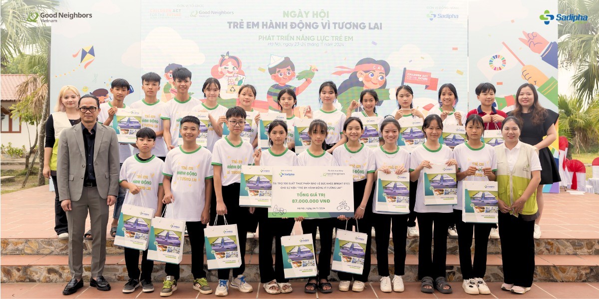 With a mission to improve children’s eye health, Good Neighbors International (GNI), in collaboration with Sadipha Group, distributed 300 gift packages valued at nearly VND 90 million. The initiative was part of the event “Children’s Capacity Development Day: Children Acting for the Future”. With a mission to improve children’s eye health, Good Neighbors International (GNI), in collaboration with Sadipha Group, distributed 300 gift packages valued at nearly VND 90 million. The initiative was part of the event “Children’s Capacity Development Day: Children Acting for the Future”.