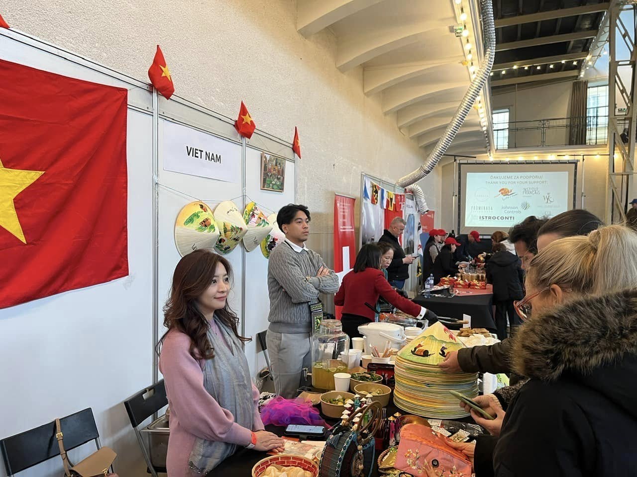 On November 24, 2024, the Embassy of Vietnam in Slovakia participated in the Christmas Charity Bazaar held in Bratislava. This annual event is organized by the International Women's Club of Bratislava under the patronage of the Slovak Minister of Foreign Affairs, with support from the Bratislava city government. At the bazaar, the Vietnamese Embassy showcased traditional handicrafts, introduced Vietnamese cuisine, and contributed two captivating cultural performances by the Vietnamese Women’s Association in Bratislava. On November 24, 2024, the Embassy of Vietnam in Slovakia participated in the Christmas Charity Bazaar held in Bratislava. This annual event is organized by the International Women's Club of Bratislava under the patronage of the Slovak Minister of Foreign Affairs, with support from the Bratislava city government. At the bazaar, the Vietnamese Embassy showcased traditional handicrafts, introduced Vietnamese cuisine, and contributed two captivating cultural performances by the Vietnamese Women’s Association in Bratislava.