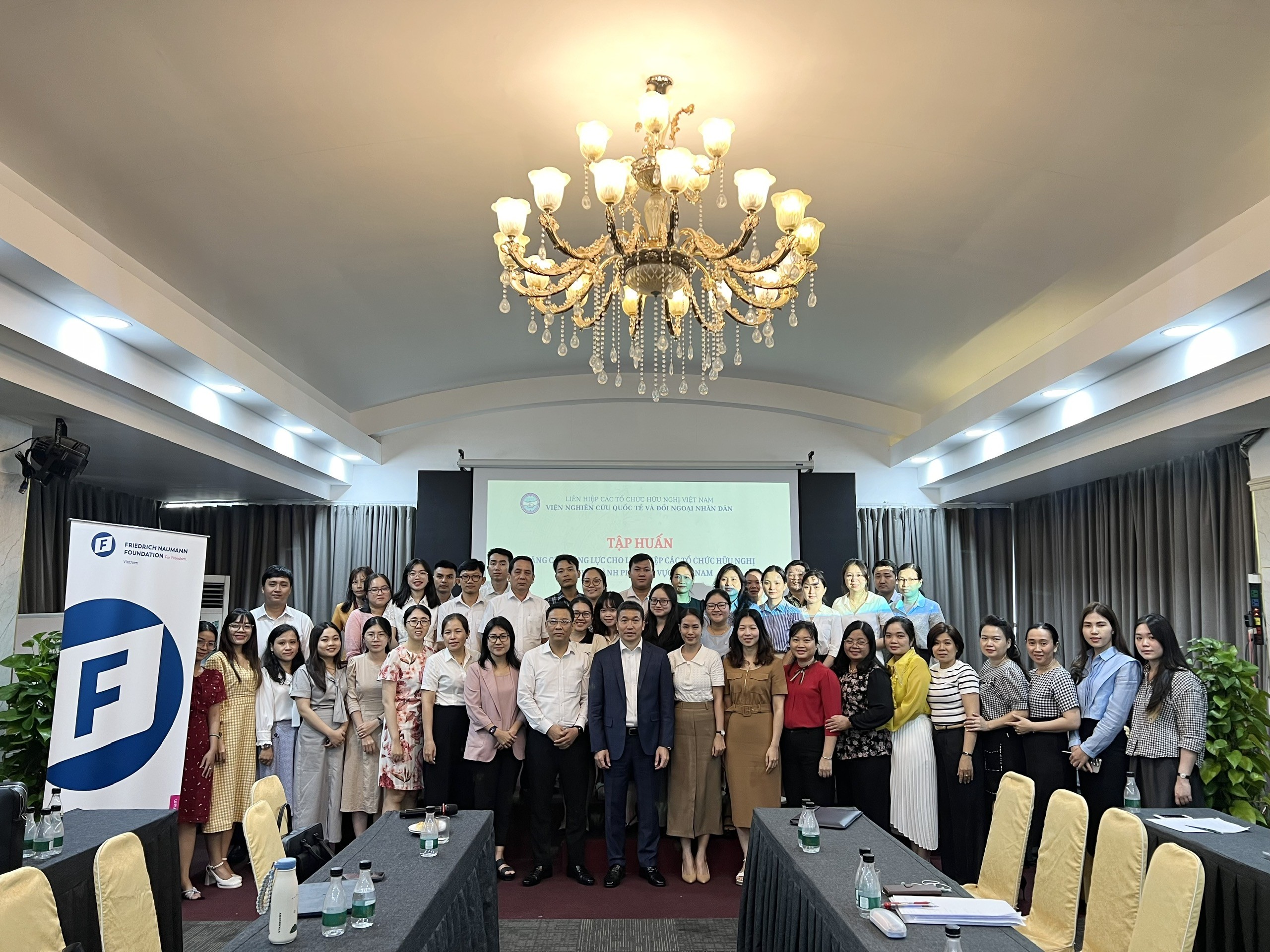 Các đại biểu tham dự khóa tập huấn tại Thành phố Hồ Chí Minh chụp ảnh lưu niệm. Các đại biểu tham dự khóa tập huấn tại Thành phố Hồ Chí Minh chụp ảnh lưu niệm.
