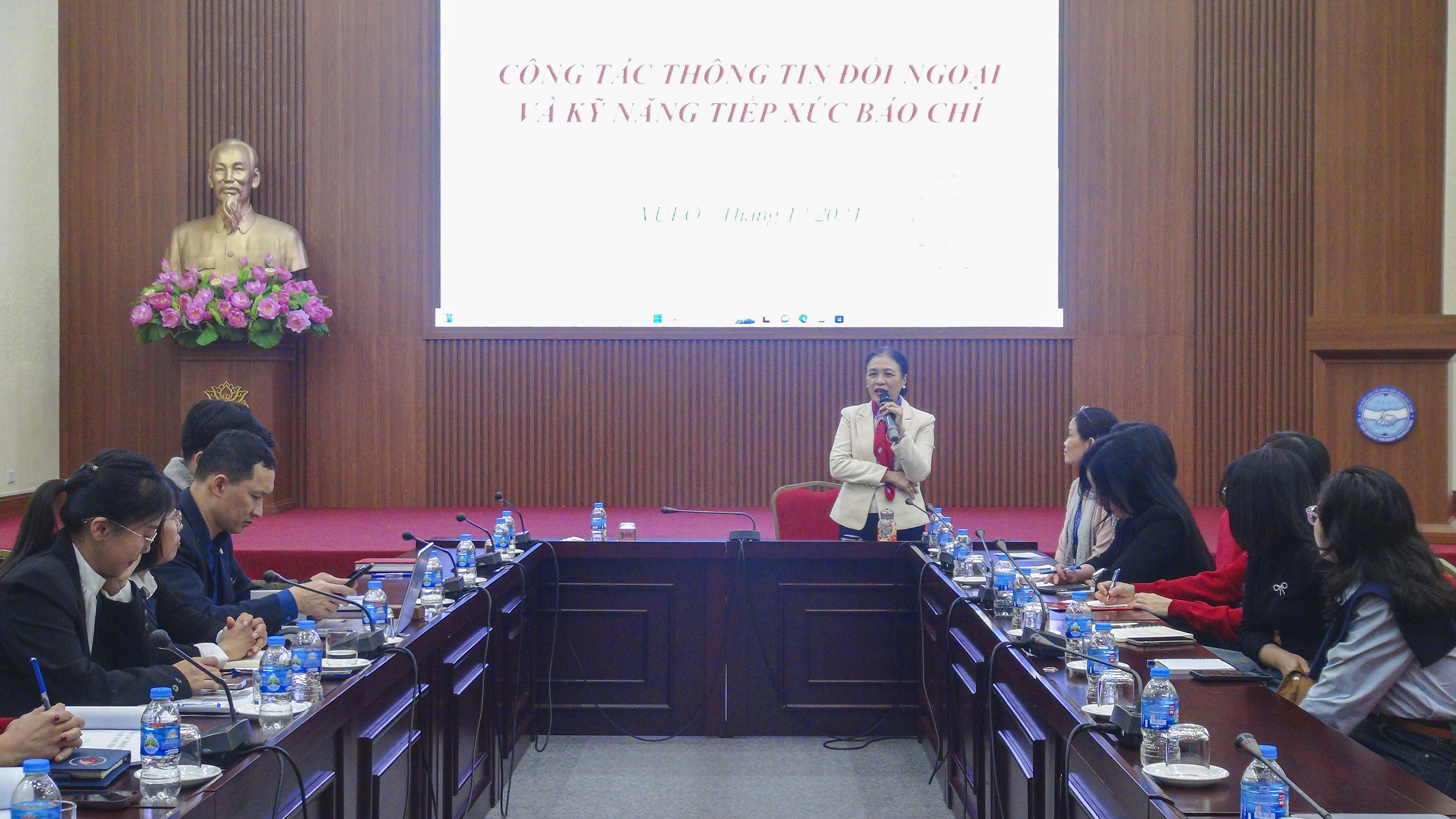 Đại sứ Nguyễn Phương Nga, nguyên Chủ tịch Liên hiệp các tổ chức hữu nghị Việt Nam tập huấn cho các học viên Đại sứ Nguyễn Phương Nga, nguyên Chủ tịch Liên hiệp các tổ chức hữu nghị Việt Nam tập huấn cho các học viên