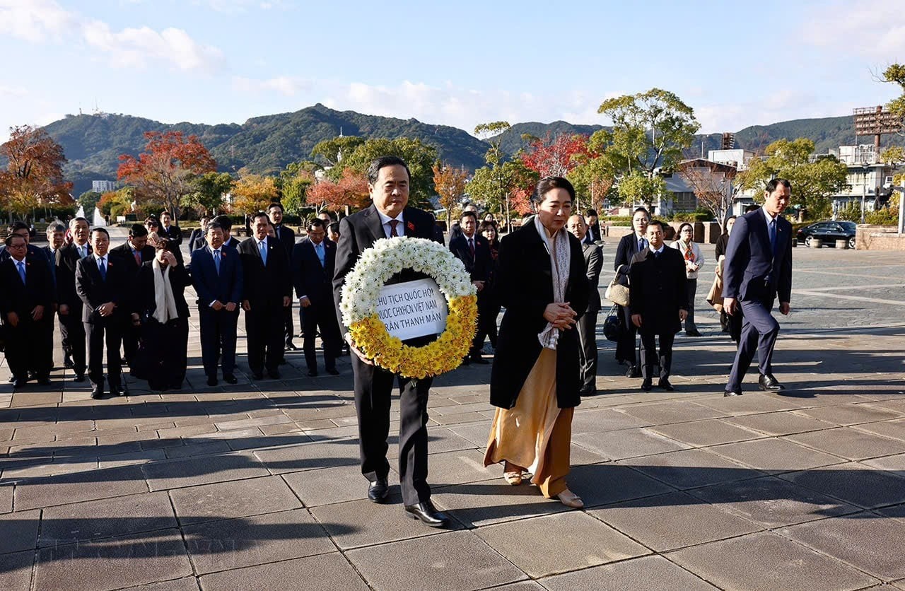 NA Chairman Tran Thanh Man lays a wreath at Peace Park for atomic bombing victims. (Photo: VNA) NA Chairman Tran Thanh Man lays a wreath at Peace Park for atomic bombing victims. (Photo: VNA)