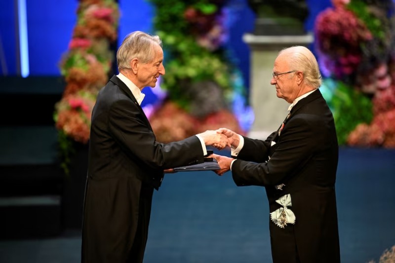 “Cha đẻ AI” Geoffrey Hinton: Giải VinFuture linh hoạt hơn Giải Nobel “Cha đẻ AI” Geoffrey Hinton: Giải VinFuture linh hoạt hơn Giải Nobel