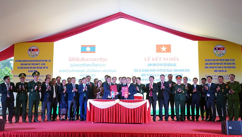 Kết nghĩa cụm dân cư hai bên biên giới Quảng Bình - Khăm Muồn (Lào) Kết nghĩa cụm dân cư hai bên biên giới Quảng Bình - Khăm Muồn (Lào)