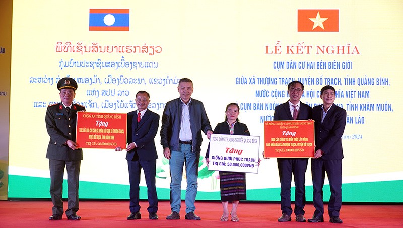 Kết nghĩa cụm dân cư hai bên biên giới Quảng Bình - Khăm Muồn (Lào) Kết nghĩa cụm dân cư hai bên biên giới Quảng Bình - Khăm Muồn (Lào)