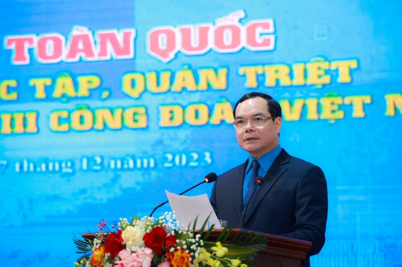 Đồng chí Nguyễn Đình Khang – Uỷ viên Trung ương Đảng, Chủ tịch Tổng LĐLĐ Việt Nam phát biểu tại Hội nghị (Ảnh: H.N). Đồng chí Nguyễn Đình Khang – Uỷ viên Trung ương Đảng, Chủ tịch Tổng LĐLĐ Việt Nam phát biểu tại Hội nghị (Ảnh: H.N).