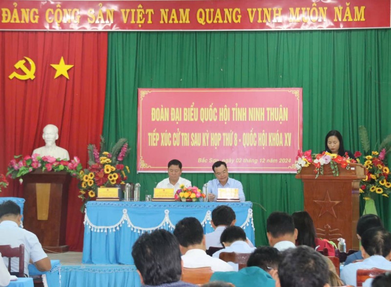 Chủ tịch Tổng LĐLĐVN Nguyễn Đình Khang tham gia Đoàn Đại biểu Quốc hội tỉnhtiếp xúc cử tri Ninh Thuận (Ảnh: T.L). Chủ tịch Tổng LĐLĐVN Nguyễn Đình Khang tham gia Đoàn Đại biểu Quốc hội tỉnhtiếp xúc cử tri Ninh Thuận (Ảnh: T.L).