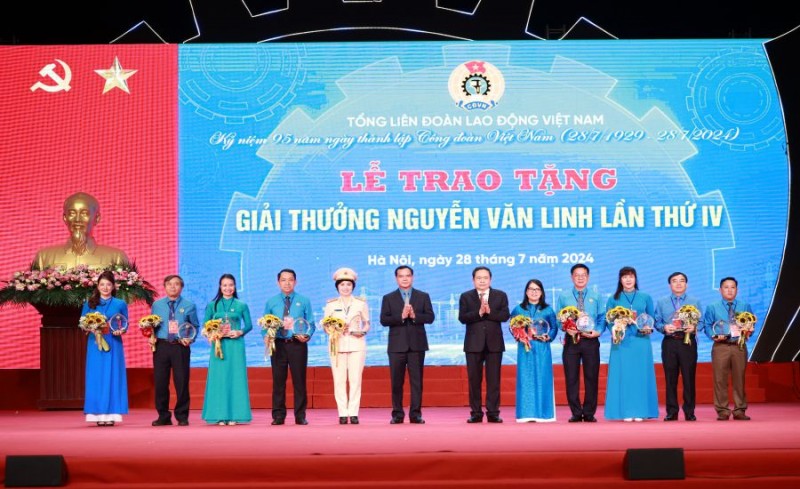 10 cán bộ công đoàn được nhận Giải thưởng Nguyễn Văn Linh (Ảnh: H.N). 10 cán bộ công đoàn được nhận Giải thưởng Nguyễn Văn Linh (Ảnh: H.N).