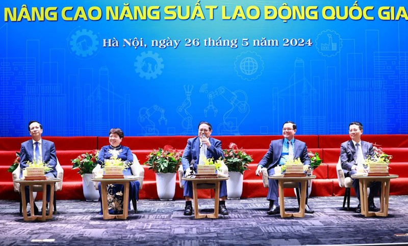 Thủ tướng Phạm Minh Chính và các đồng chí lãnh đạo giao lưu với các đại biểu (Ảnh: T.L). Thủ tướng Phạm Minh Chính và các đồng chí lãnh đạo giao lưu với các đại biểu (Ảnh: T.L).