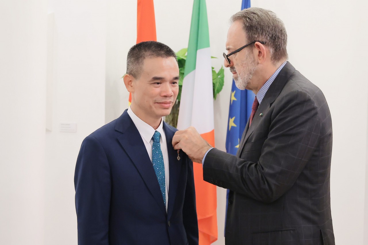 In recognition of his significant contributions to promoting and fostering Italian culture and language in Vietnam, as well as his efforts in developing the Italian Studies Department at Hanoi University, the President of the Italian Republic has awarded the Order of the Star of Italy to Assoc. Prof. Dr. Nguyen Van Trao, President of Hanoi University. On the evening of December 5, 2024, in a formal ceremony, the Ambassador Extraordinary and Plenipotentiary of the Italian Republic to Vietnam, H.E. Mr. Marco Della Seta, presented the Order to Assoc. Prof. Dr. Nguyen Van Trao.