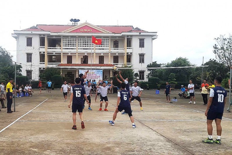 Đội bóng chuyền của Đoàn cơ sở Lữ đoàn 175 thi đấu. Đội bóng chuyền của Đoàn cơ sở Lữ đoàn 175 thi đấu.