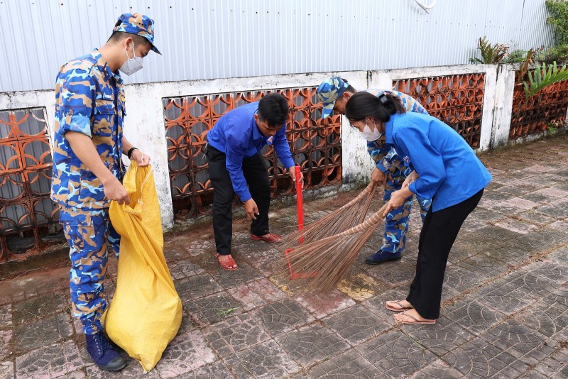 Cán bộ, đoàn viên thanh niên các đơn vị làm đẹp khu vực Bia tưởng niệm các anh hùng, liệt sĩ xã Hàng Vịnh. Cán bộ, đoàn viên thanh niên các đơn vị làm đẹp khu vực Bia tưởng niệm các anh hùng, liệt sĩ xã Hàng Vịnh.