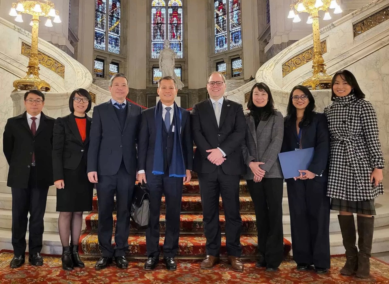 The Vietnamese delegation worked with the Permanent Court of Arbitration (PCA) and the Hague Academy of International Law. The Vietnamese delegation worked with the Permanent Court of Arbitration (PCA) and the Hague Academy of International Law.
