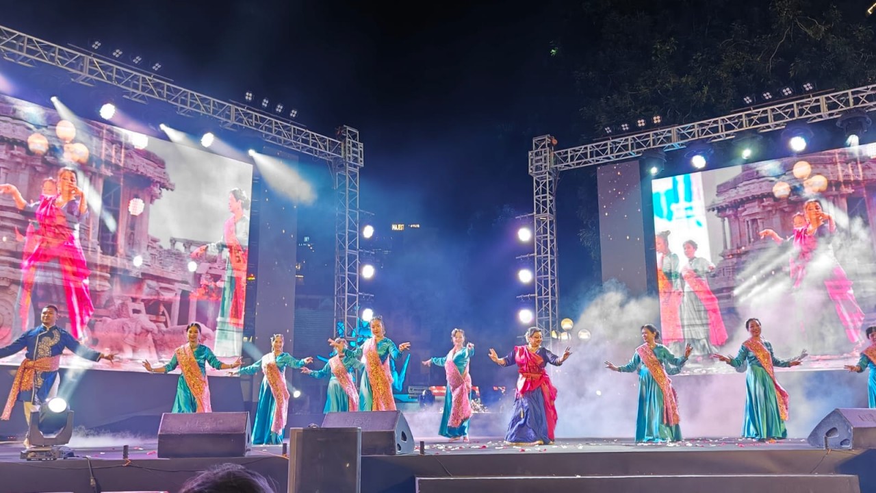 On December 13, 2024, the Ba Kieu Temple Flower Garden in Hoan Kiem, Hanoi, came alive with the elegance of classical Indian dance performances during the International Cultural & Artistic Exchange. 