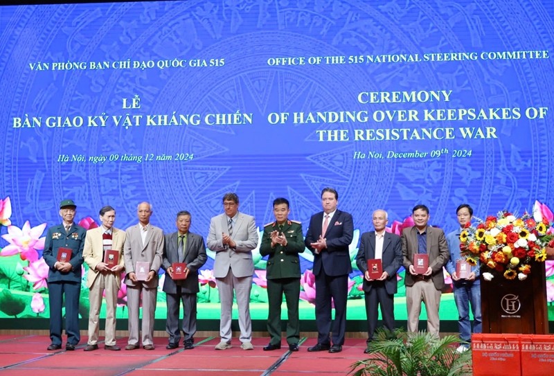 A ceremony to hand over keepsakes of Vietnamese war veterans and fallen soldiers provided by the US was held in Hanoi on December 9. A ceremony to hand over keepsakes of Vietnamese war veterans and fallen soldiers provided by the US was held in Hanoi on December 9.