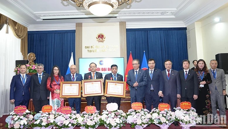 Thành lập Liên hiệp các tổ chức người Việt Nam tại Nga Thành lập Liên hiệp các tổ chức người Việt Nam tại Nga
