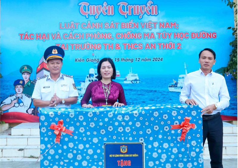 Kiên Giang: Tuyên truyền kiến thức pháp luật cho giáo viên, học sinh tại thành phố Phú Quốc Kiên Giang: Tuyên truyền kiến thức pháp luật cho giáo viên, học sinh tại thành phố Phú Quốc