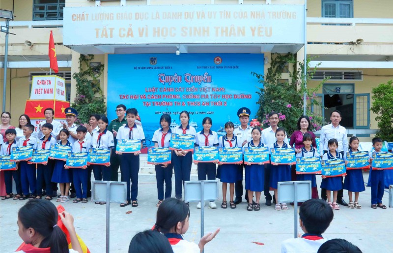 Kiên Giang: Tuyên truyền kiến thức pháp luật cho giáo viên, học sinh tại thành phố Phú Quốc Kiên Giang: Tuyên truyền kiến thức pháp luật cho giáo viên, học sinh tại thành phố Phú Quốc
