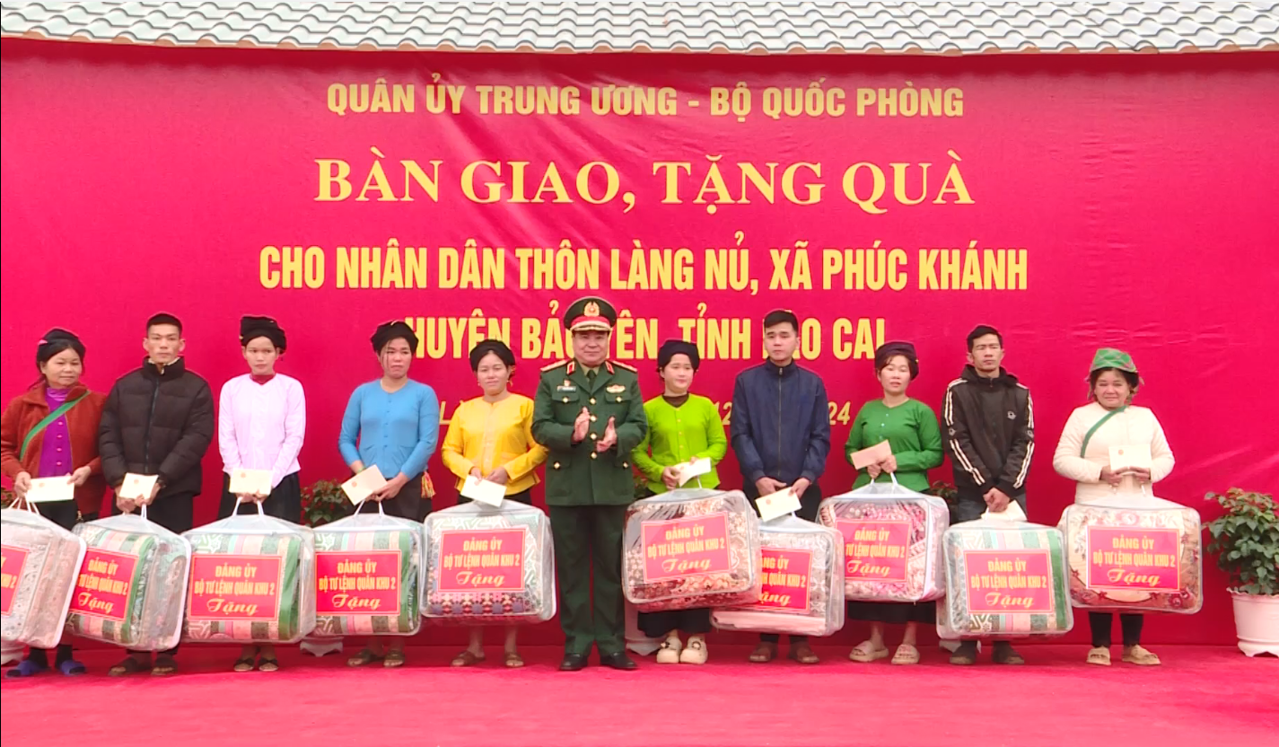Tái thiết thôn Làng Nủ: Quân đội - Nhân dân đồng hành xây dựng tương lai mới Tái thiết thôn Làng Nủ: Quân đội - Nhân dân đồng hành xây dựng tương lai mới