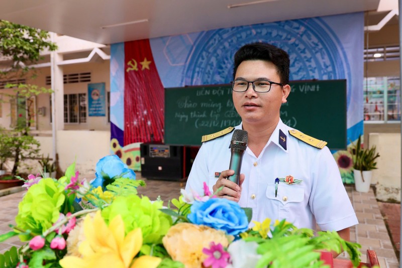 Trung tá Bùi Thái Duân, Phó Chính ủy Lữ đoàn 175 truyền đạt nội dung tại Trường Tiểu học Hàng Vịnh. Trung tá Bùi Thái Duân, Phó Chính ủy Lữ đoàn 175 truyền đạt nội dung tại Trường Tiểu học Hàng Vịnh.