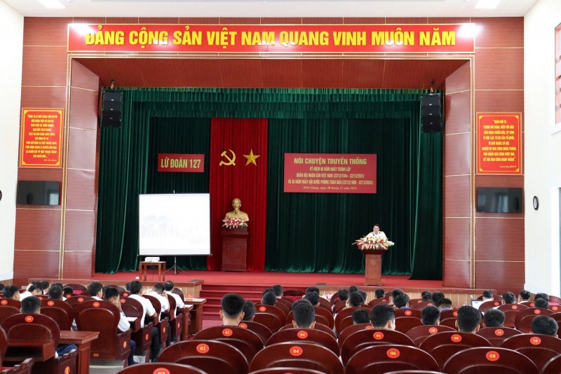 Lữ đoàn 127 tổ chức nói chuyện truyền thống và cho bộ đội xem bộ phim tài liệu “Tiến bước dưới quân kỳ Giáo dục truyền thống cách mạng cho thế hệ trẻ