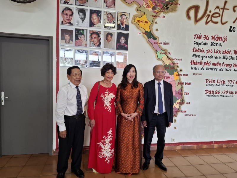 Thứ trưởng Lê Thị Thu Hằng thăm cộng đồng người Việt tại New Caledonia Thứ trưởng Lê Thị Thu Hằng thăm cộng đồng người Việt tại New Caledonia