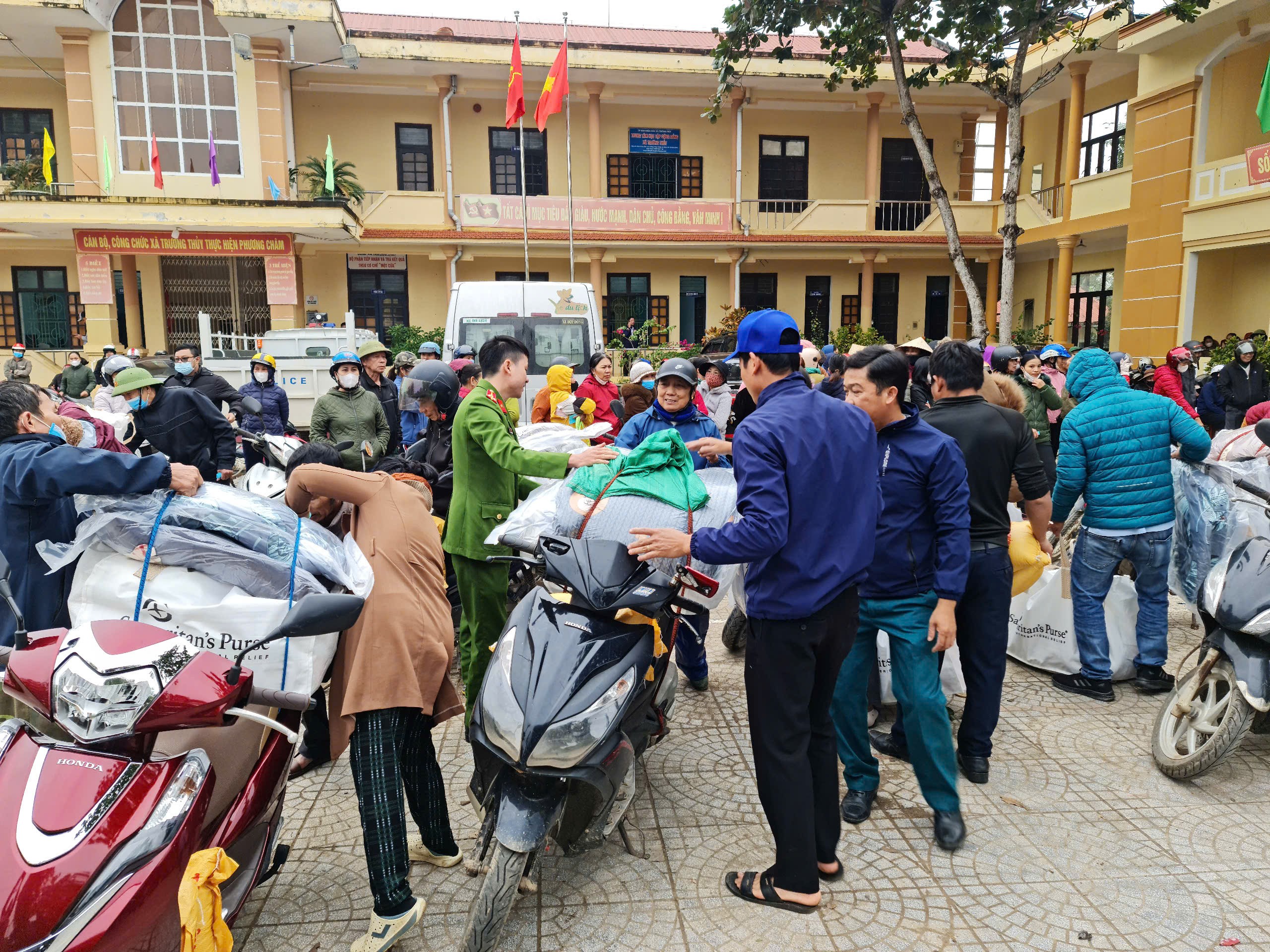 Samaritan’s Purse là tổ chức phi chính phủ Hoa Kỳ, hoạt động trong lĩnh vực cung cấp nước sạch, vệ sinh nông thôn và giúp đỡ trẻ em có hoàn cảnh khó khăn (không bao gồm vấn đề con nuôi), viện trợ khẩn cấp và khắp phục hậu quả thiên tai tại Hà Nội, Lai Châu, Lào Cai, Yên Bái, Quảng Ninh và Trà Vinh.