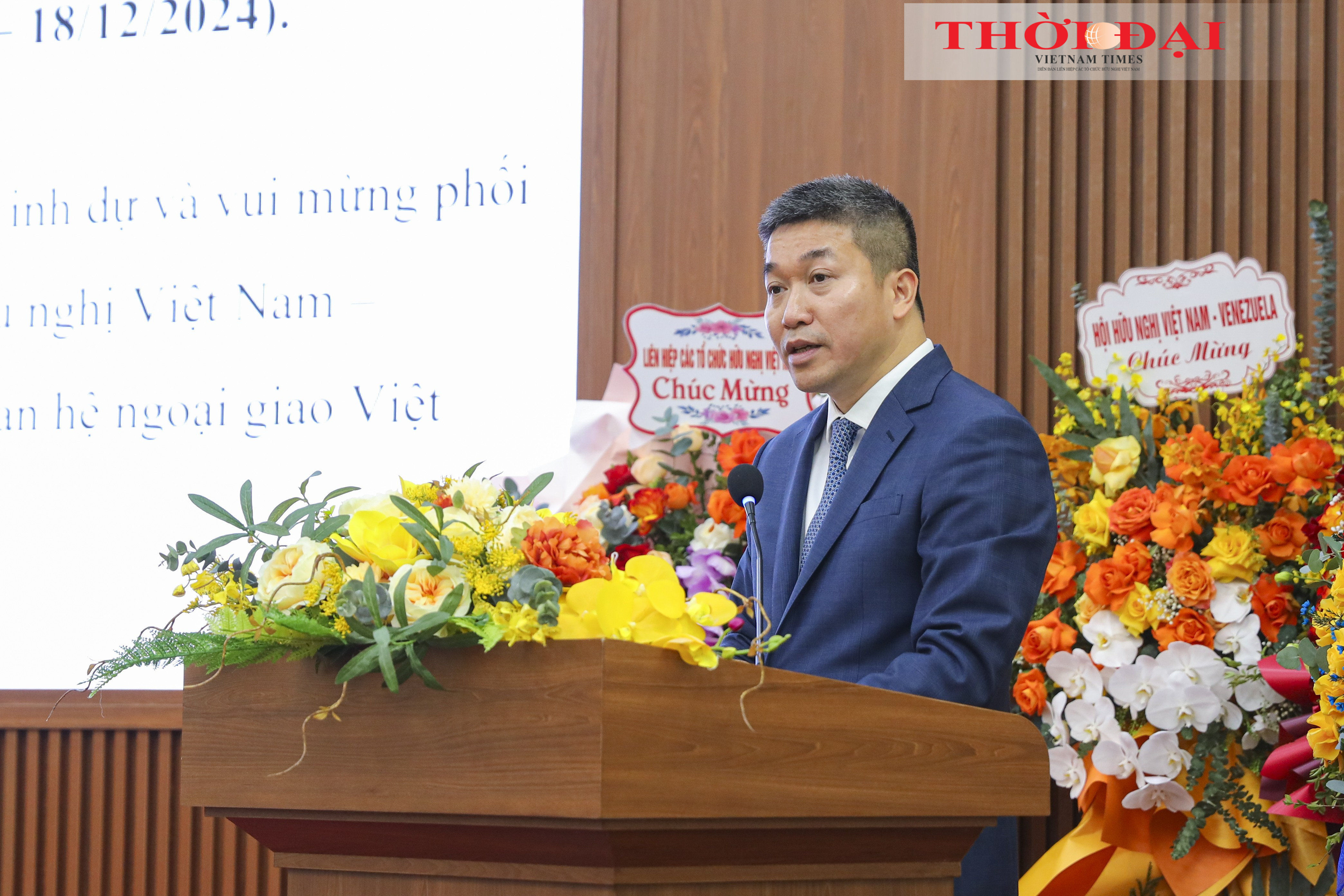 Chủ tịch Liên hiệp các tổ chức hữu nghị Việt Nam Phan Anh Sơn phát biểu tại chương trình Gặp gỡ hữu nghị Việt Nam – Venezuela. (Ảnh: Đinh Hòa) Chủ tịch Liên hiệp các tổ chức hữu nghị Việt Nam Phan Anh Sơn phát biểu tại chương trình Gặp gỡ hữu nghị Việt Nam – Venezuela. (Ảnh: Đinh Hòa)