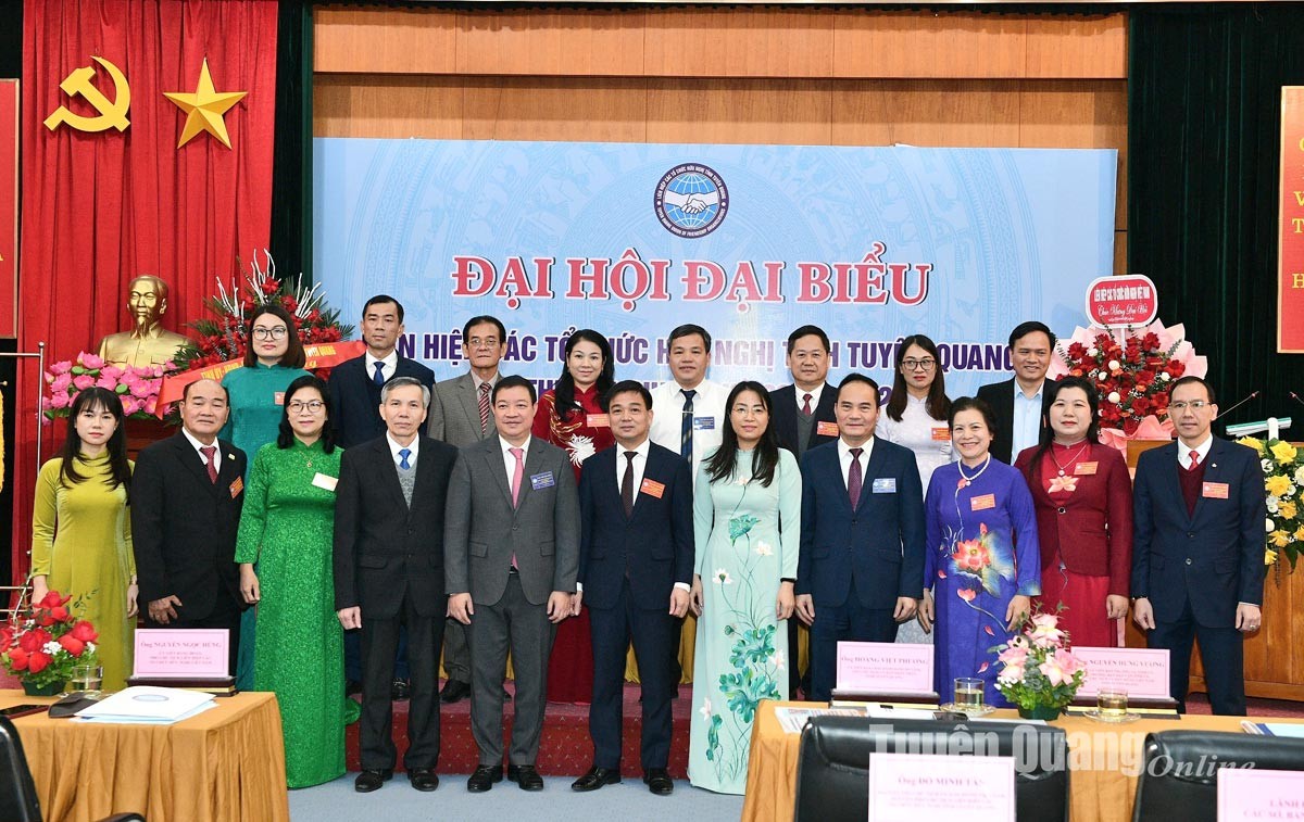 Lãnh đạo tỉnh Tuyên Quang, lãnh đạo Liên hiệp các tổ chức hữu nghị Việt Nam chúc mừng Ban Chấp hành khóa mới. Lãnh đạo tỉnh Tuyên Quang, lãnh đạo Liên hiệp các tổ chức hữu nghị Việt Nam chúc mừng Ban Chấp hành khóa mới.