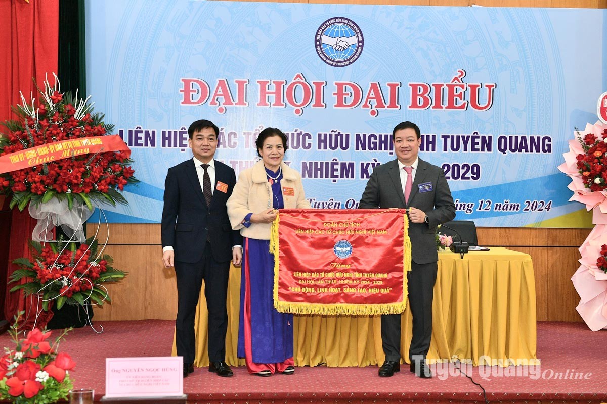 Nguyễn Ngọc Hùng, Phó Chủ tịch Liên hiệp các tổ chức hữu nghị Việt Nam trao tặng Cờ cho Liên hiệp các tổ chức hữu nghị tỉnh Tuyên Quang. Nguyễn Ngọc Hùng, Phó Chủ tịch Liên hiệp các tổ chức hữu nghị Việt Nam trao tặng Cờ cho Liên hiệp các tổ chức hữu nghị tỉnh Tuyên Quang.