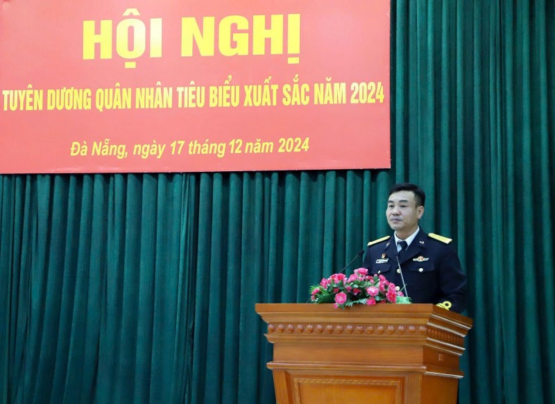 Thượng tá Nguyễn Trường Giang, Lữ đoàn trưởng Lữ đoàn 172, Vùng 3 Hải quân phát biểu. Thượng tá Nguyễn Trường Giang, Lữ đoàn trưởng Lữ đoàn 172, Vùng 3 Hải quân phát biểu.