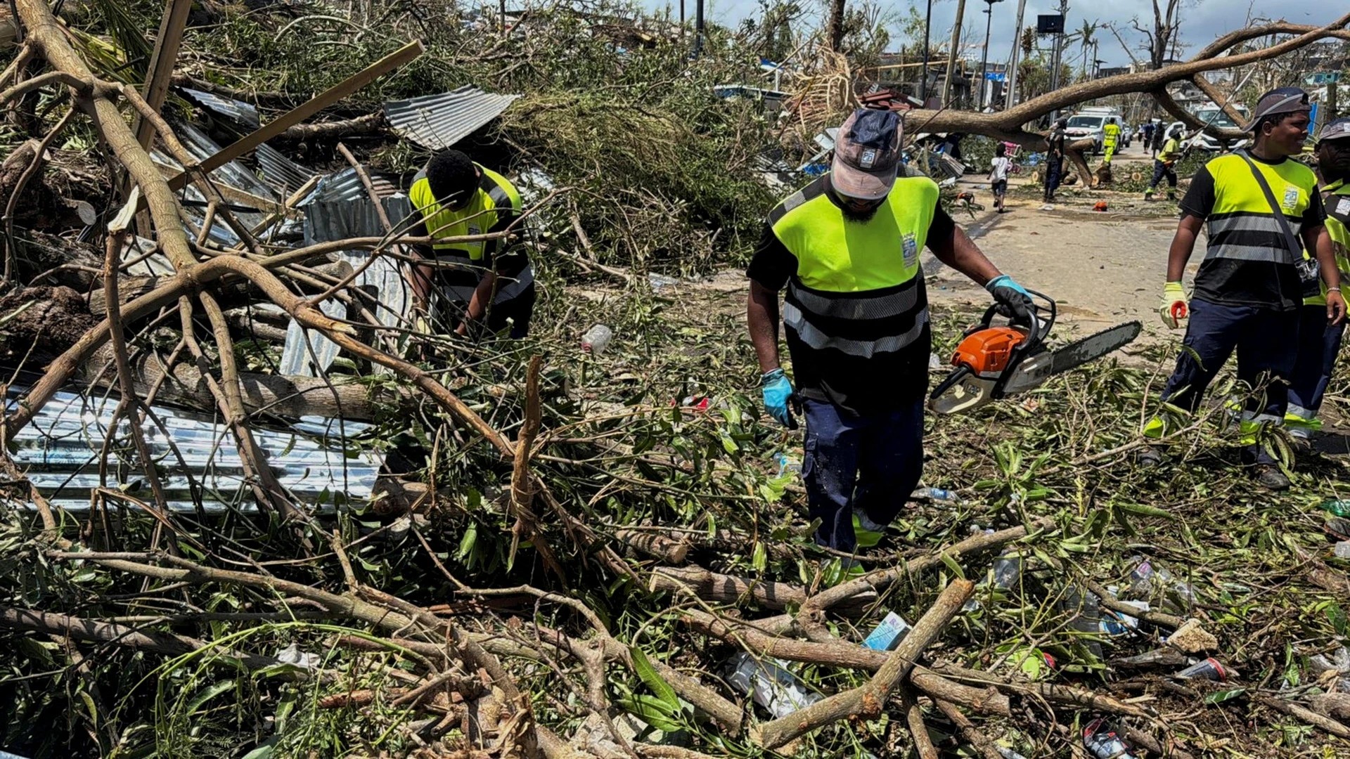 Nhân viên cứu hộ dọn dẹp một con đường tại Labattoir sau bão Chido hôm 15/12. Ảnh: Reuters. Nhân viên cứu hộ dọn dẹp một con đường tại Labattoir sau bão Chido hôm 15/12. Ảnh: Reuters.