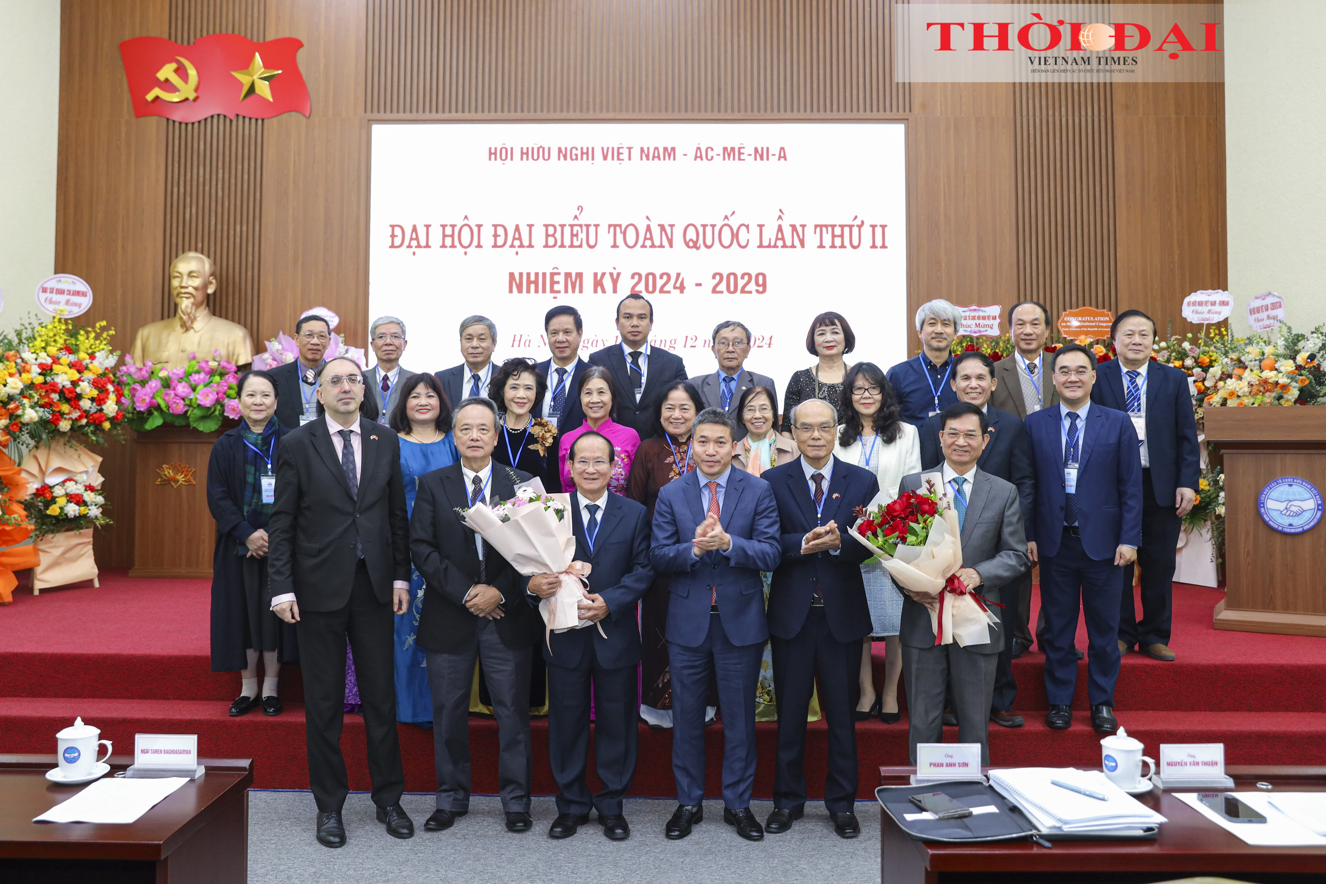 Chủ tịch Liên hiệp các tổ chức hữu nghị Việt Nam Phan Anh Sơn và Đại sứ Đặc mệnh toàn quyền Cộng hòa Armenia tại Việt Nam Suren Baghdasaryan chúc mừng Ban Chấp hành Hội Hữu nghị Việt Nam - Armenia nhiệm kỳ 2024-2029. (Ảnh: Đinh Hòa) Chủ tịch Liên hiệp các tổ chức hữu nghị Việt Nam Phan Anh Sơn và Đại sứ Đặc mệnh toàn quyền Cộng hòa Armenia tại Việt Nam Suren Baghdasaryan chúc mừng Ban Chấp hành Hội Hữu nghị Việt Nam - Armenia nhiệm kỳ 2024-2029. (Ảnh: Đinh Hòa)