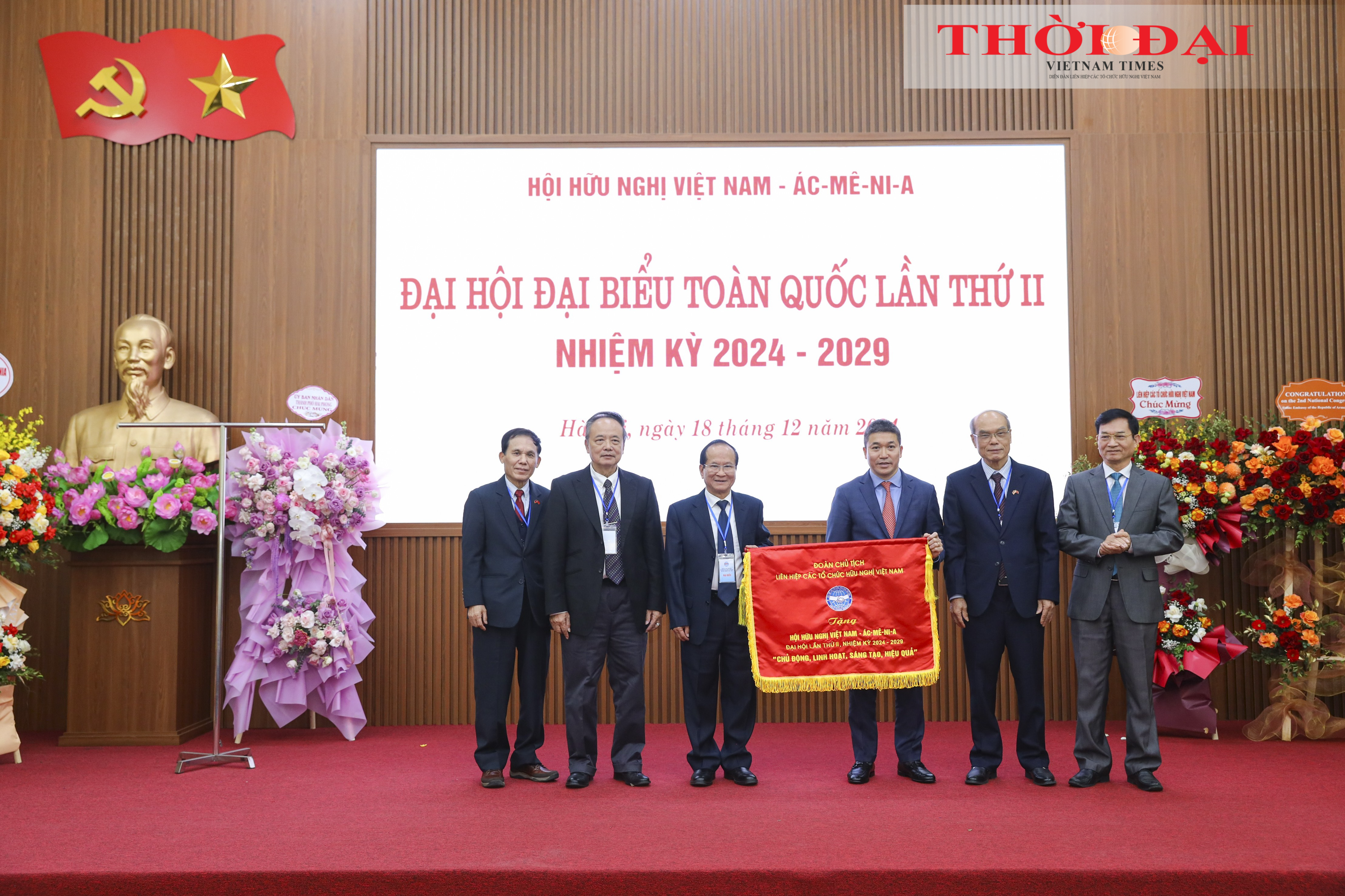 Chủ tịch Liên hiệp các tổ chức hữu nghị Việt Nam Phan Anh Sơn trao Cờ lưu niệm cho lãnh đạo Hội hữu nghị Việt Nam – Armenia. (Ảnh: Đinh Hòa) Chủ tịch Liên hiệp các tổ chức hữu nghị Việt Nam Phan Anh Sơn trao Cờ lưu niệm cho lãnh đạo Hội hữu nghị Việt Nam – Armenia. (Ảnh: Đinh Hòa)