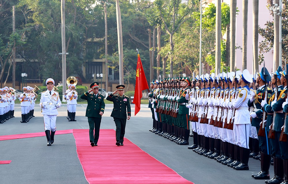 Đại tướng Phan Văn Giang và Thượng tướng Khamliang Outhakaysone duyệt Đội Danh dự Quân đội nhân dân Việt Nam. Đại tướng Phan Văn Giang và Thượng tướng Khamliang Outhakaysone duyệt Đội Danh dự Quân đội nhân dân Việt Nam.
