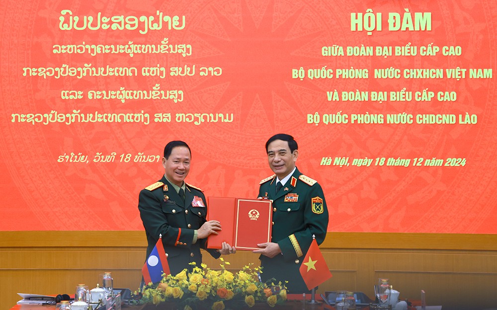 Đại tướng Phan Văn Giang và Thượng tướng Khamliang Outhakaysone ký kết Bản ghi nhớ về hợp tác xây dựng pháp luật quân sự, quốc phòng. (Ảnh: mod.gov.vn) Đại tướng Phan Văn Giang và Thượng tướng Khamliang Outhakaysone ký kết Bản ghi nhớ về hợp tác xây dựng pháp luật quân sự, quốc phòng. (Ảnh: mod.gov.vn)