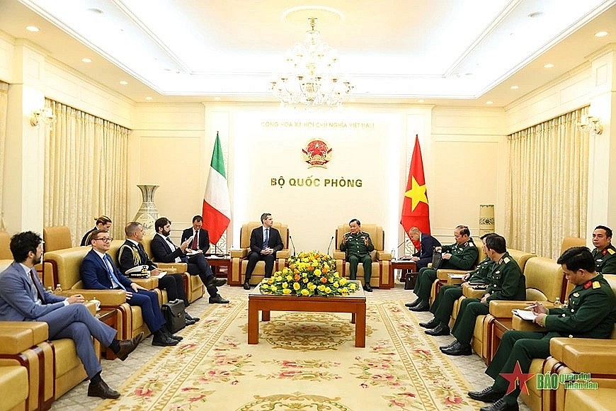 Senior Lieutenant General Chien, Deputy Minister of National Defense of Vietnam, receives Matteo Perego di Cremnago, Undersecretary of State for Defense of Italy, in Hanoi on December 18. (Photo: PANO). Senior Lieutenant General Chien, Deputy Minister of National Defense of Vietnam, receives Matteo Perego di Cremnago, Undersecretary of State for Defense of Italy, in Hanoi on December 18. (Photo: PANO).