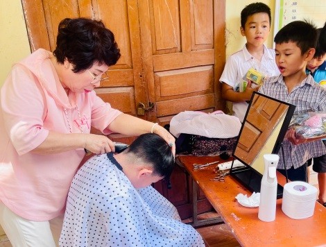Đoàn tình nguyện viên của tổ chức Good People International (GPI - Hàn Quốc) cắt tóc cho học sinh Trường Tiểu học Bắc An (thành phố Chí Linh, Hải Dương). Đoàn tình nguyện viên của tổ chức Good People International (GPI - Hàn Quốc) cắt tóc cho học sinh Trường Tiểu học Bắc An (thành phố Chí Linh, Hải Dương).