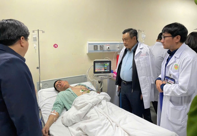 Đoàn đã tới thăm hỏi các nạn nhân của vụ cháy (Ảnh: T.L).
