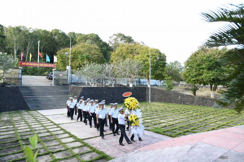 Đoàn đại biểu Bộ Tư lệnh Vùng 5 Hải quân dâng hoa tại Tượng đài Nắm Đấm. Đoàn đại biểu Bộ Tư lệnh Vùng 5 Hải quân dâng hoa tại Tượng đài Nắm Đấm.