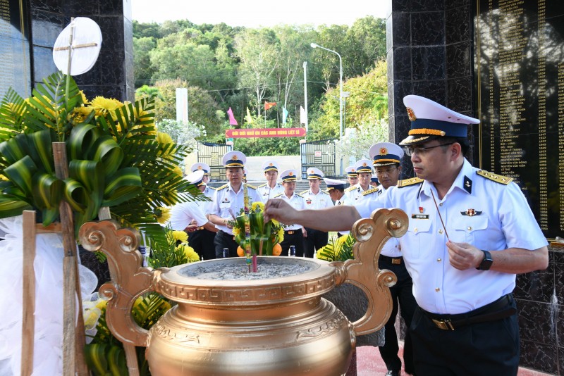Đại tá Trịnh Xuân Tùng dâng hương tưởng niệm các anh hùng liệt sĩ. Đại tá Trịnh Xuân Tùng dâng hương tưởng niệm các anh hùng liệt sĩ.