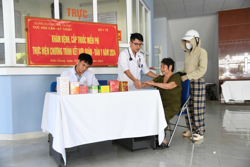 Các y, bác sĩ Đội điều trị 78, Phòng Hậu cần-Kỹ thuật, Bộ Tư lệnh Vùng 5 Hải quân khám bệnh cho người dân. Các y, bác sĩ Đội điều trị 78, Phòng Hậu cần-Kỹ thuật, Bộ Tư lệnh Vùng 5 Hải quân khám bệnh cho người dân.