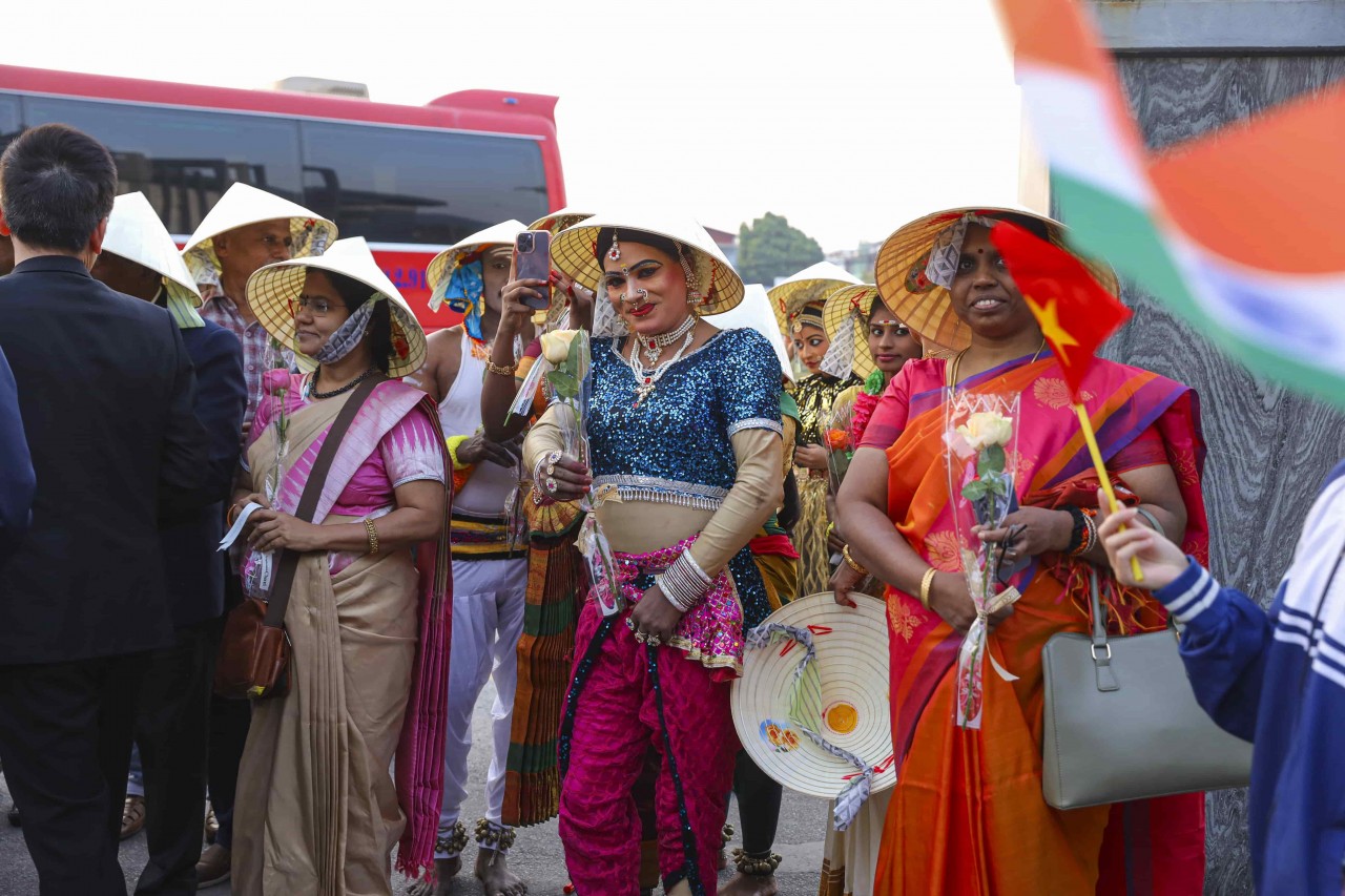 Teachers and students of Vinh Phuc Specialized High School present flowers and traditional conical hats to welcome the Indian delegation. (Photo: Dinh Hoa) Teachers and students of Vinh Phuc Specialized High School present flowers and traditional conical hats to welcome the Indian delegation. (Photo: Dinh Hoa)